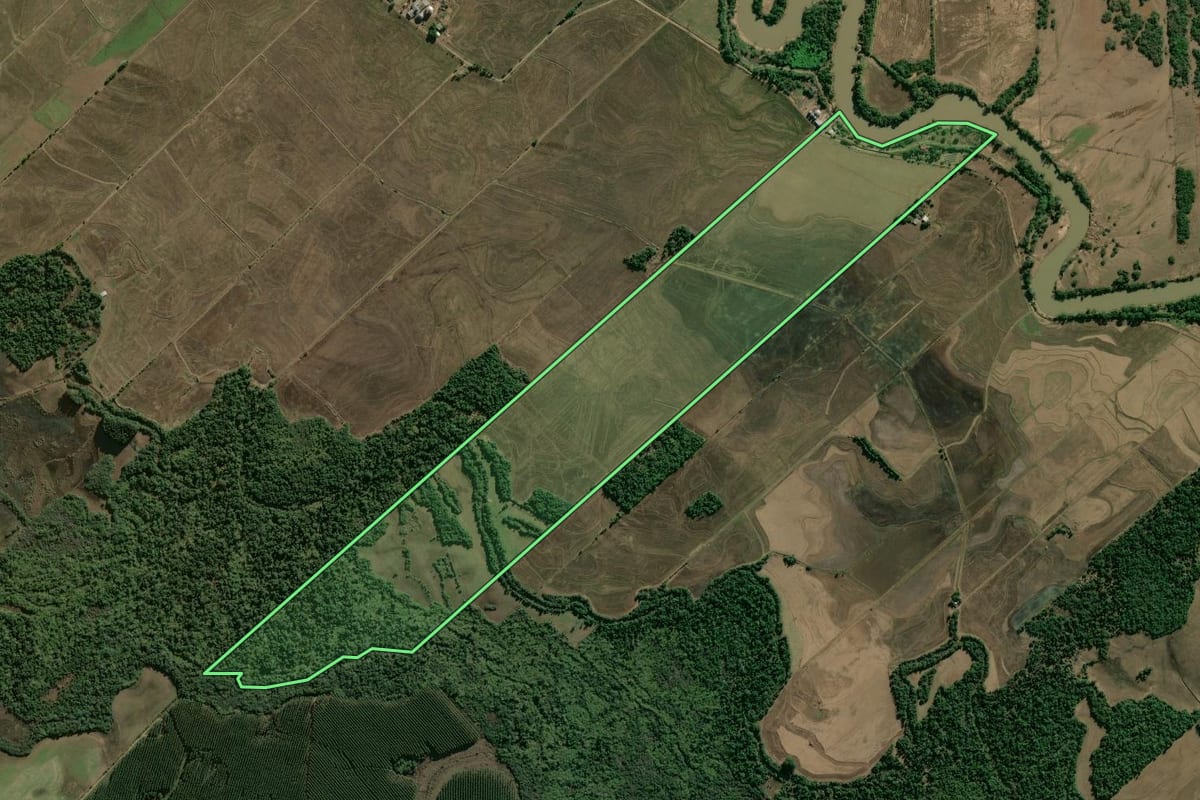 Imagem de satélite do imóvel rural em Candelária (RS), com o contorno declarado no CAR desenhado por cima.