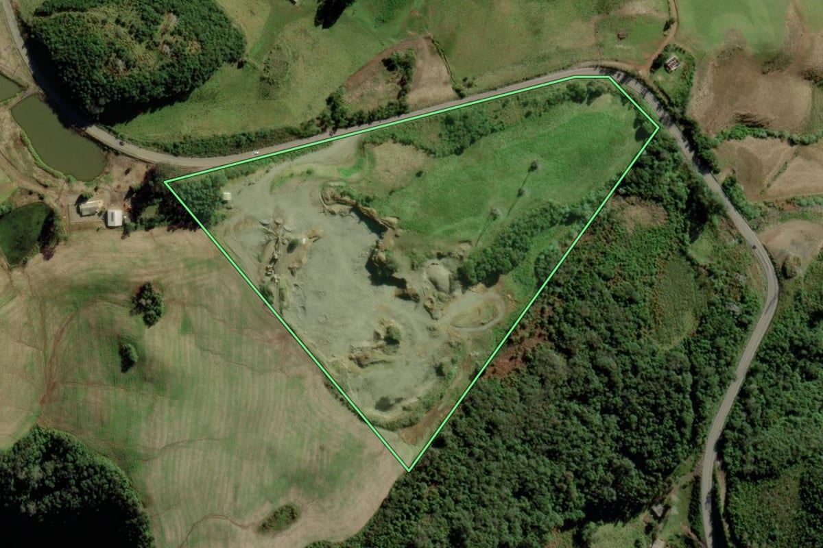 Imagem de satélite do imóvel rural em Candelária (RS), com o contorno declarado no CAR desenhado por cima.
