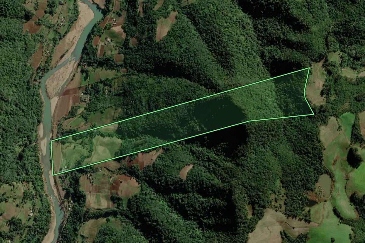 Imagem de satélite do imóvel rural em Candelária (RS), com o contorno declarado no CAR desenhado por cima.