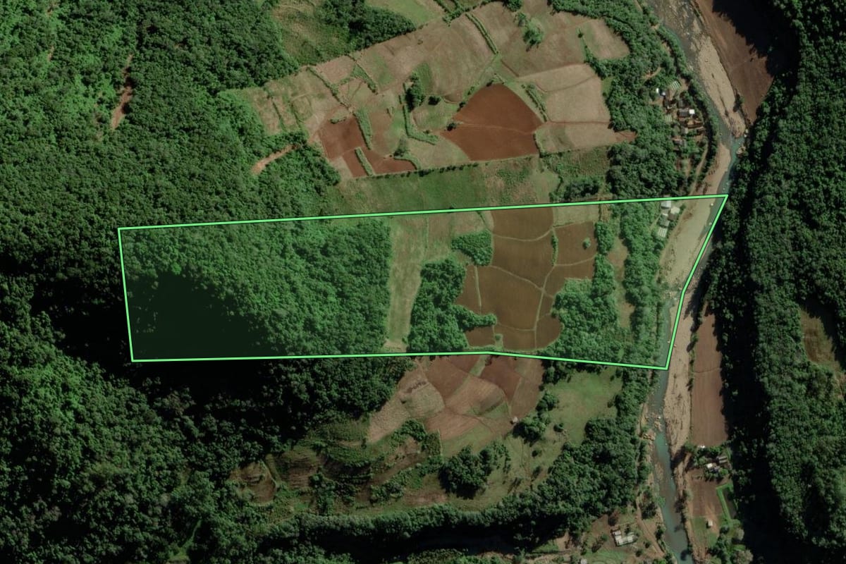 Imagem de satélite do imóvel rural em Candelária (RS), com o contorno declarado no CAR desenhado por cima.