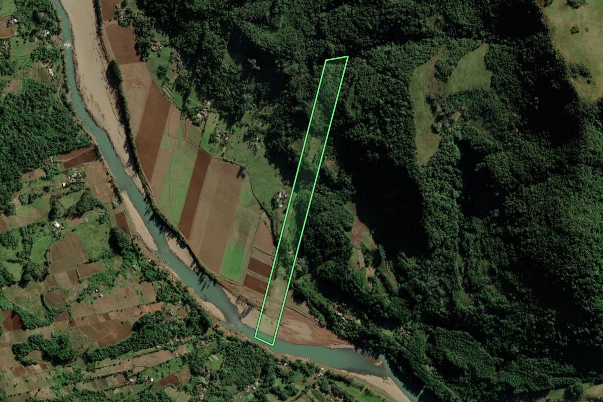 Imagem de satélite do imóvel rural em Candelária (RS), com o contorno declarado no CAR desenhado por cima.