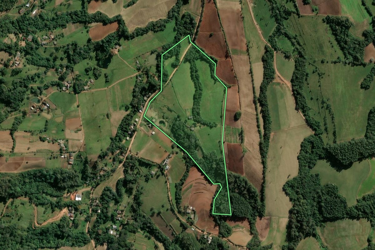 Imagem de satélite do imóvel rural em Candelária (RS), com o contorno declarado no CAR desenhado por cima.