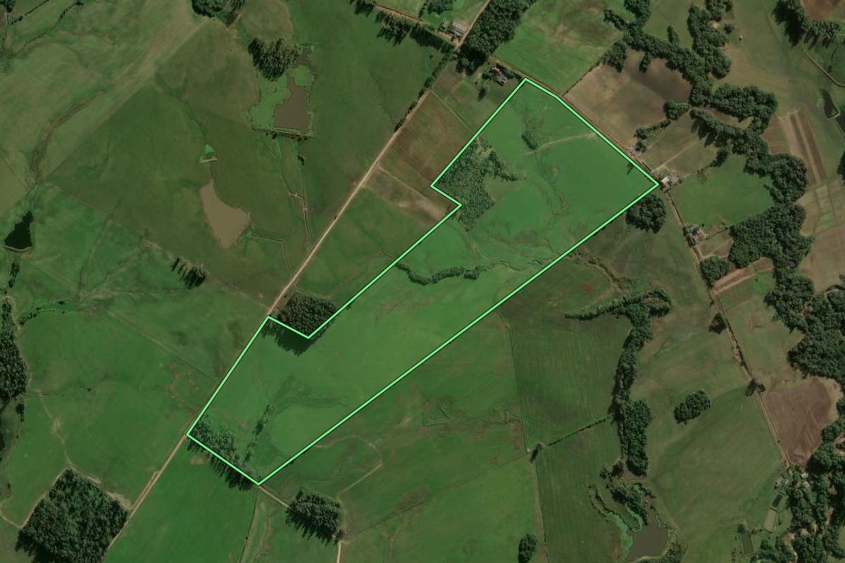 Imagem de satélite do imóvel rural em Candelária (RS), com o contorno declarado no CAR desenhado por cima.
