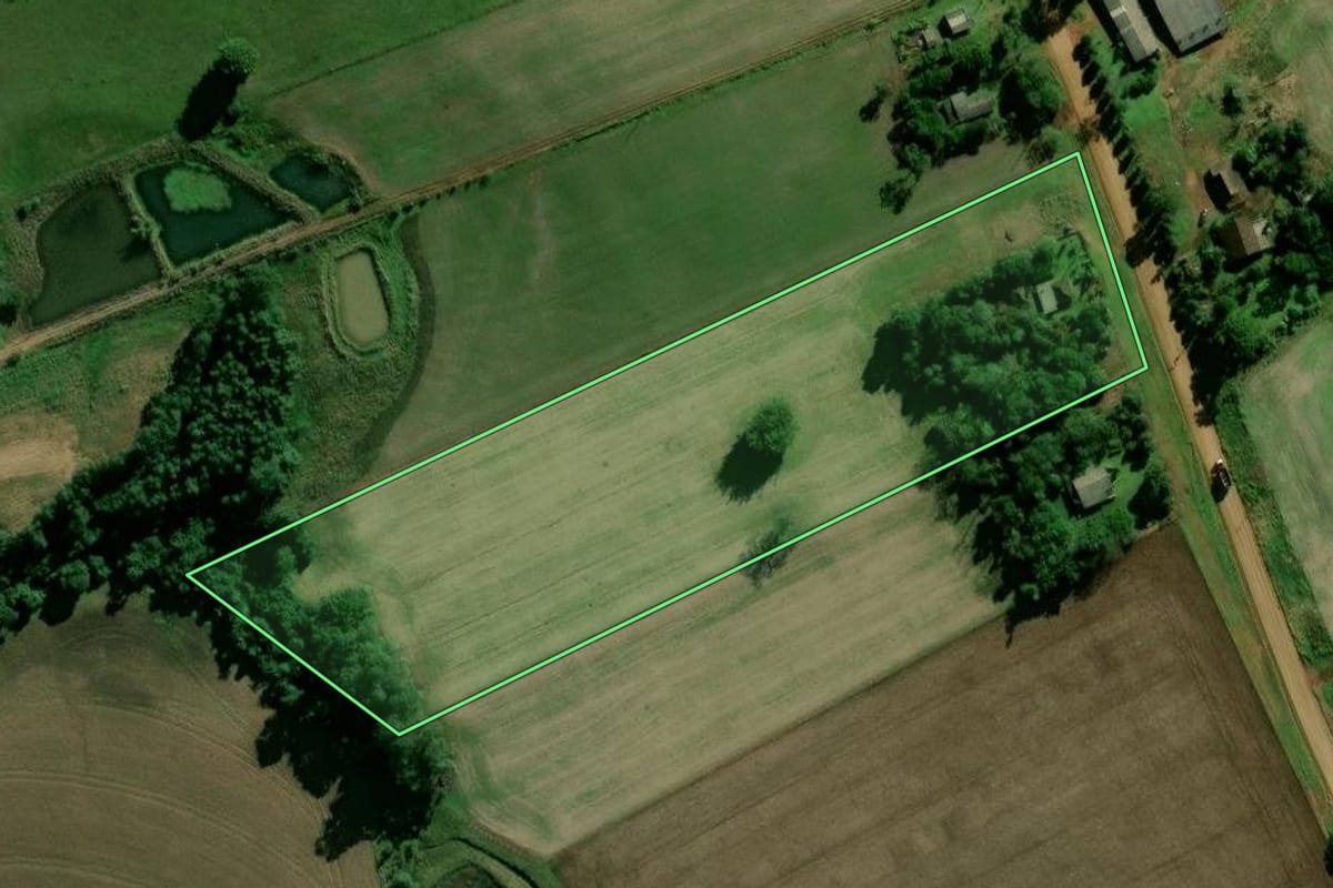 Imagem de satélite do imóvel rural em Candelária (RS), com o contorno declarado no CAR desenhado por cima.