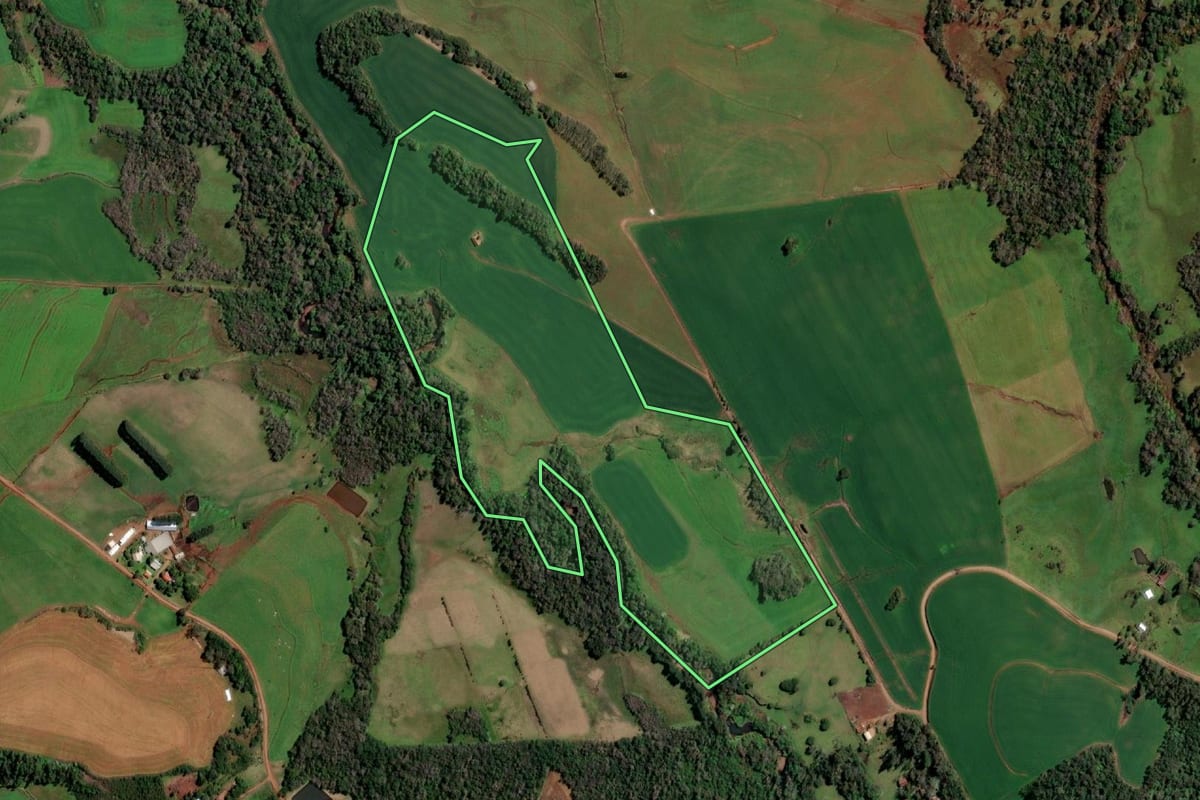 Imagem de satélite do imóvel rural em Cândido Godói (RS), com o contorno declarado no CAR desenhado por cima.