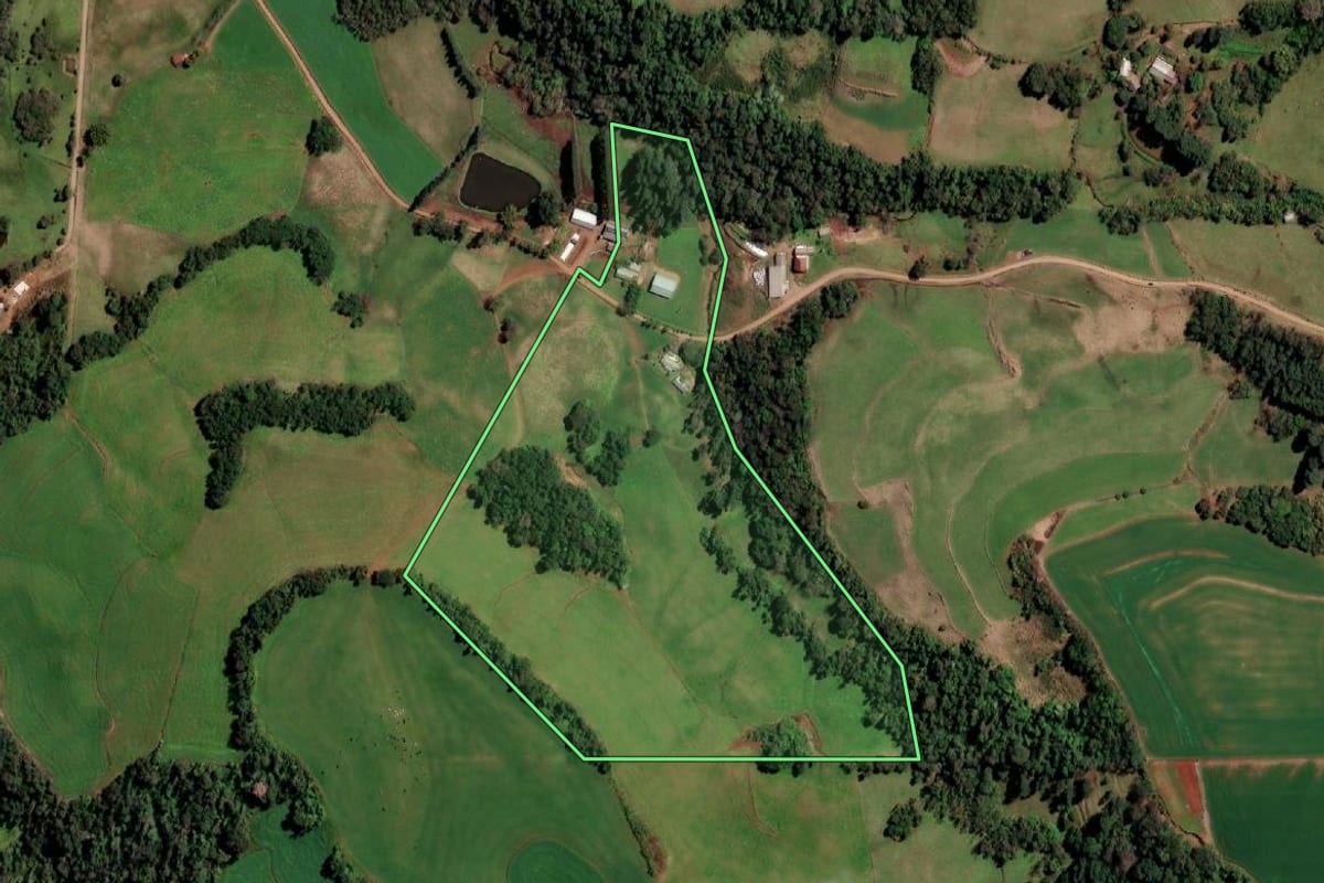 Imagem de satélite do imóvel rural em Cândido Godói (RS), com o contorno declarado no CAR desenhado por cima.