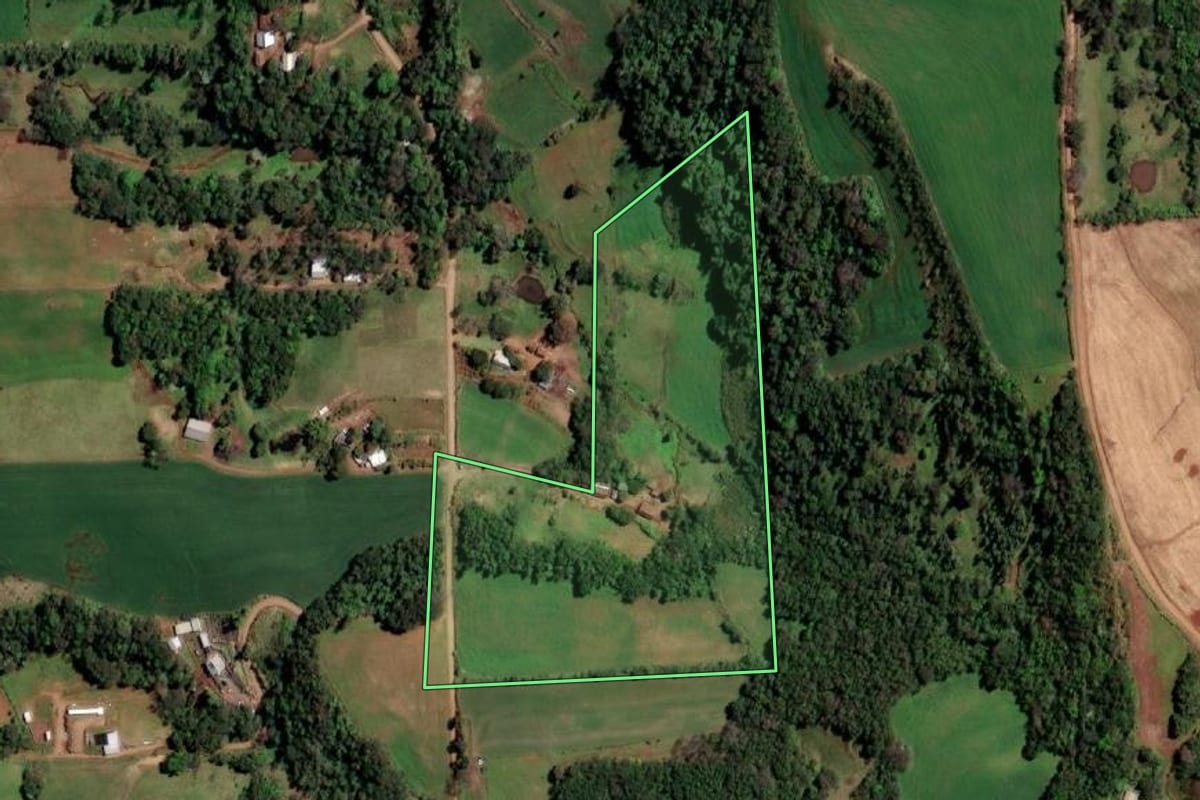 Imagem de satélite do imóvel rural em Cândido Godói (RS), com o contorno declarado no CAR desenhado por cima.