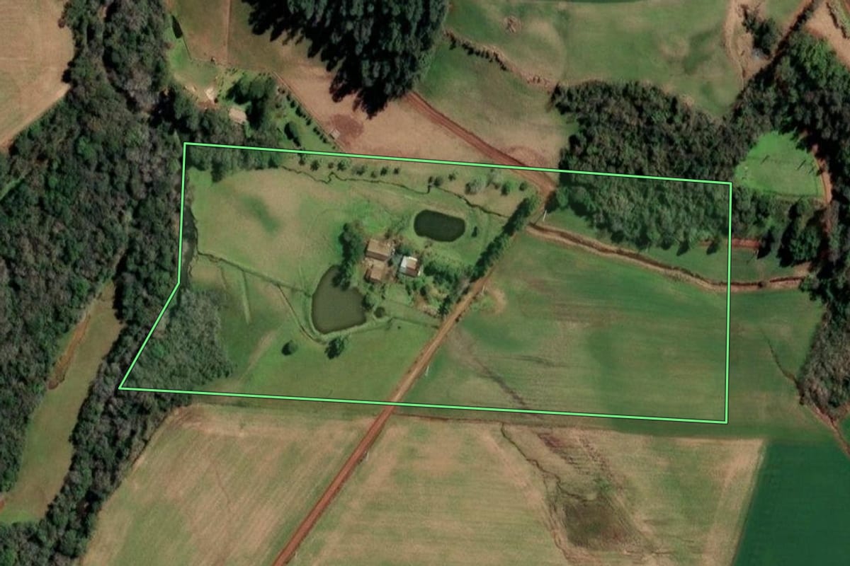 Imagem de satélite do imóvel rural em Cândido Godói (RS), com o contorno declarado no CAR desenhado por cima.