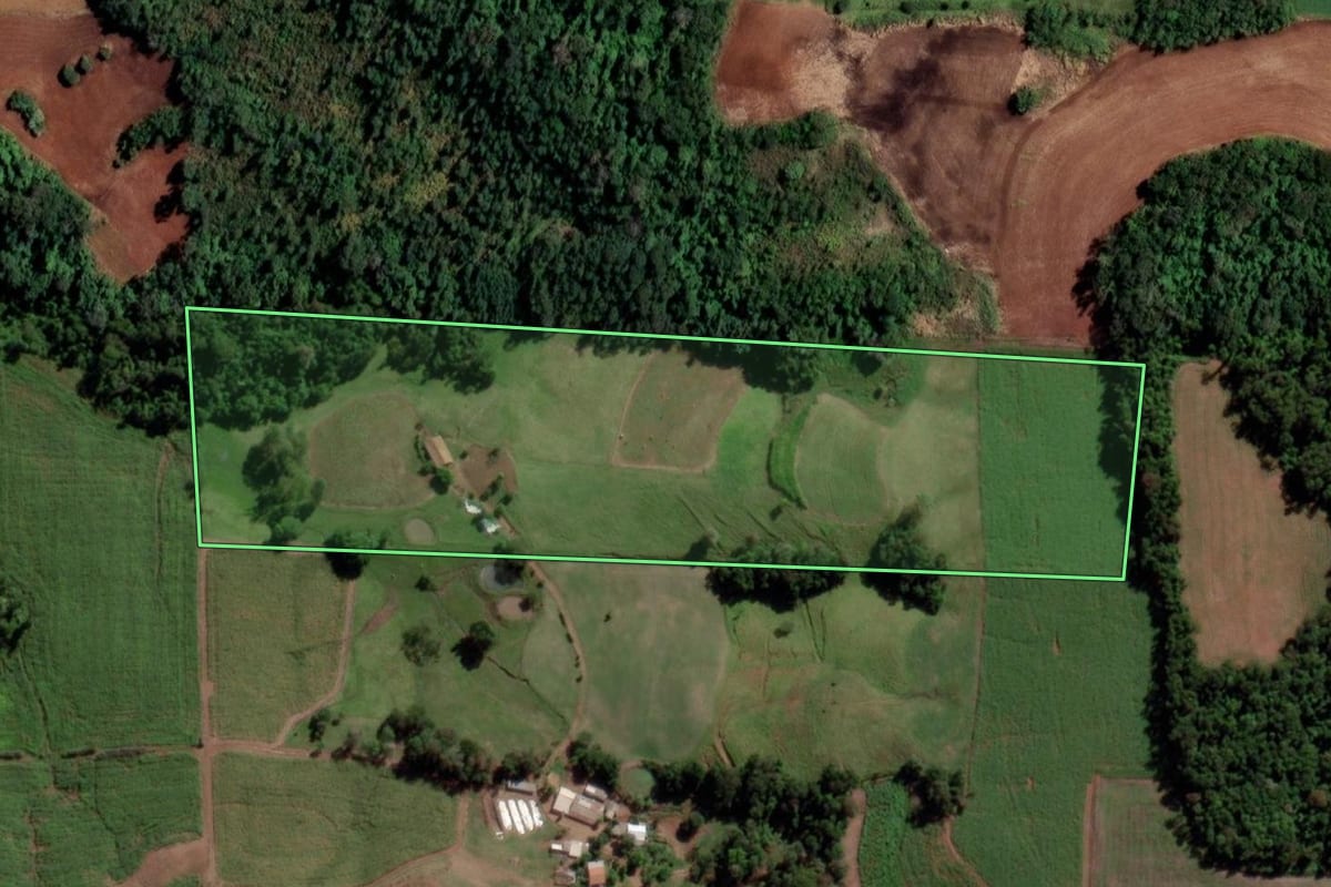 Imagem de satélite do imóvel rural em Cândido Godói (RS), com o contorno declarado no CAR desenhado por cima.