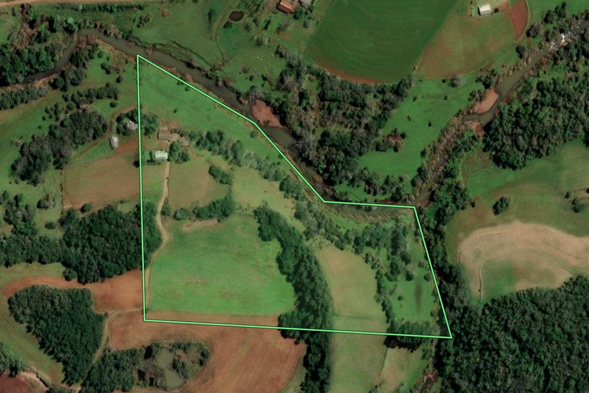 Imagem de satélite do imóvel rural em Cândido Godói (RS), com o contorno declarado no CAR desenhado por cima.
