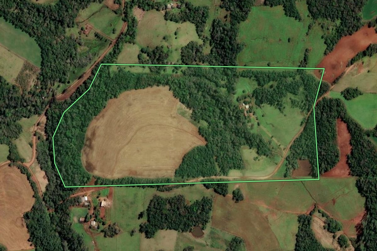 Imagem de satélite do imóvel rural em Cândido Godói (RS), com o contorno declarado no CAR desenhado por cima.