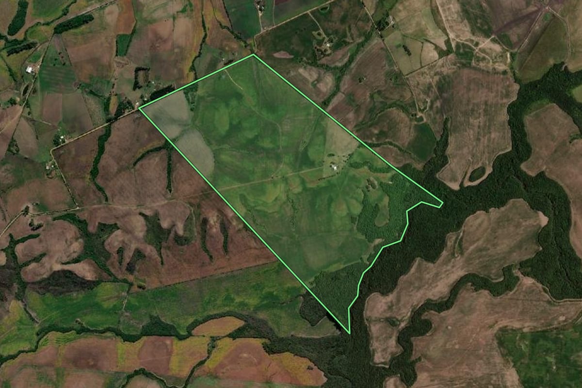 Imagem de satélite do imóvel rural em Candiota (RS), com o contorno declarado no CAR desenhado por cima.