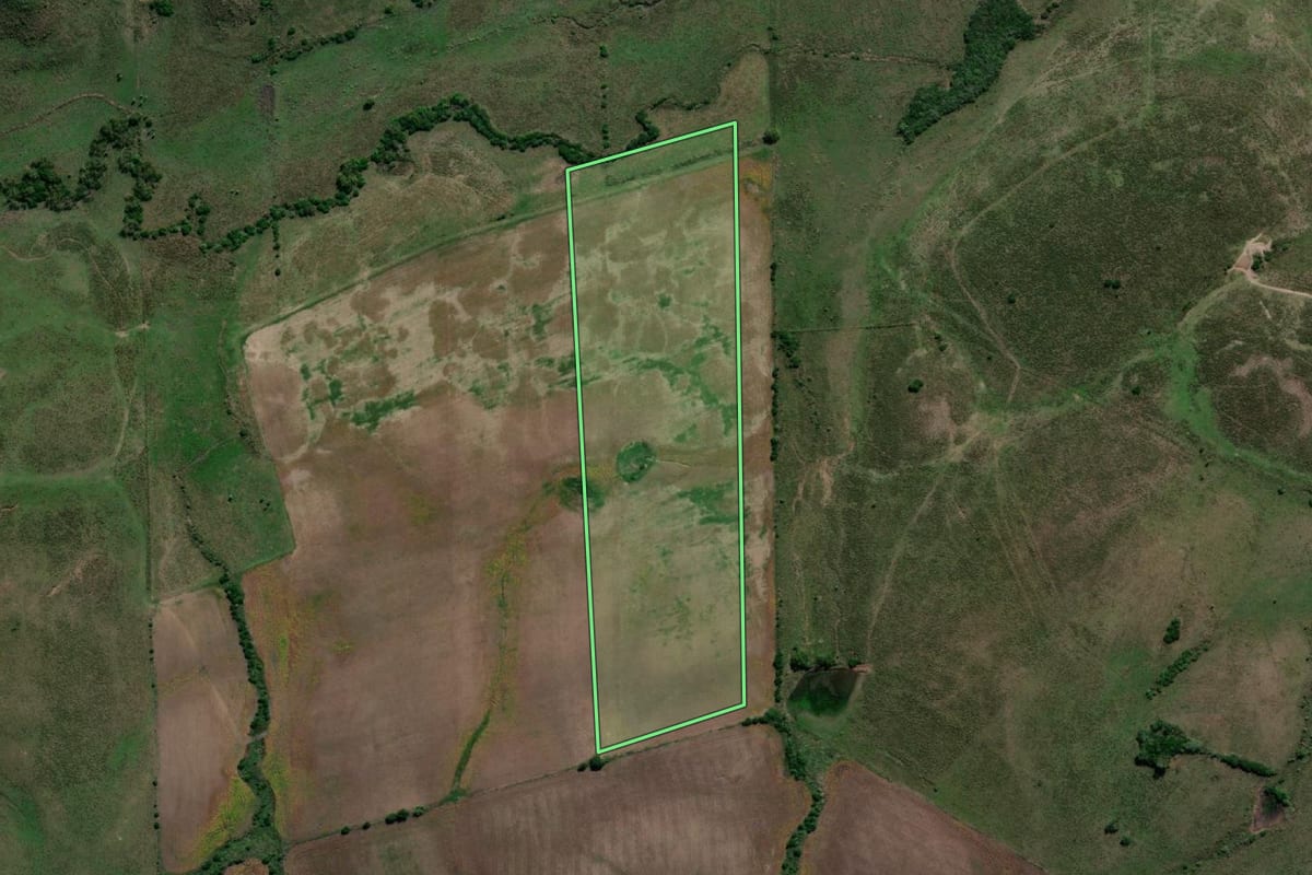 Imagem de satélite do imóvel rural em Candiota (RS), com o contorno declarado no CAR desenhado por cima.