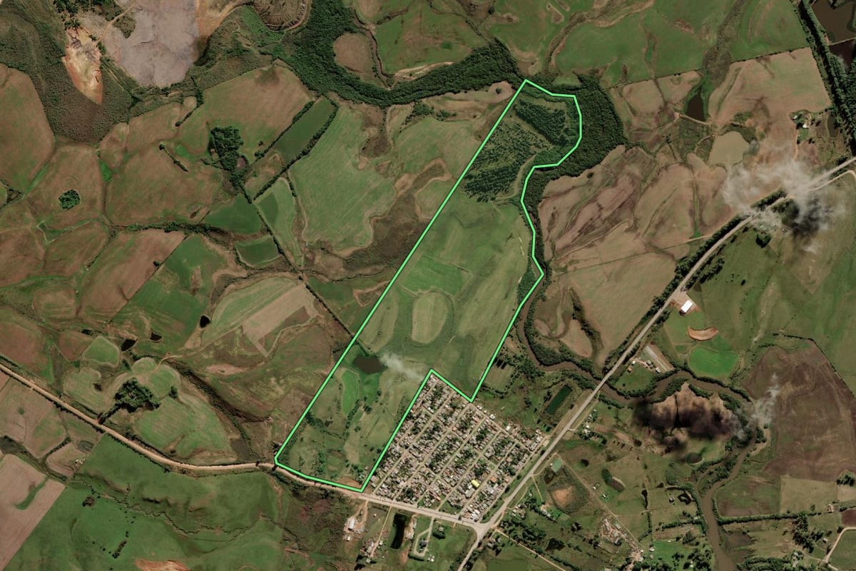 Imagem de satélite do imóvel rural em Candiota (RS), com o contorno declarado no CAR desenhado por cima.