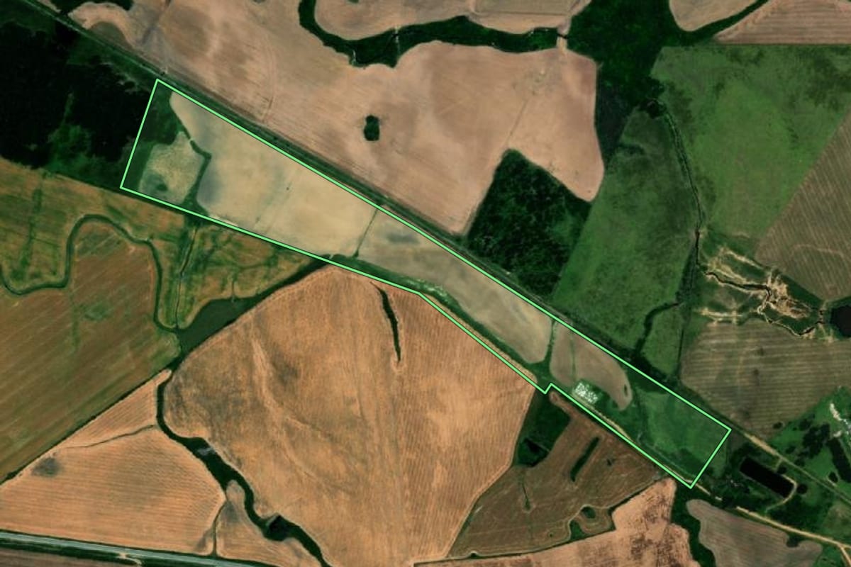 Imagem de satélite do imóvel rural em Candiota (RS), com o contorno declarado no CAR desenhado por cima.