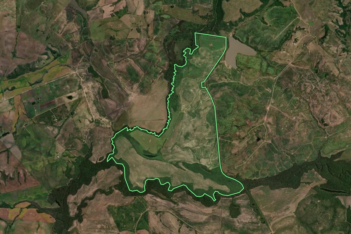 Imagem de satélite do imóvel rural em Candiota (RS), com o contorno declarado no CAR desenhado por cima.