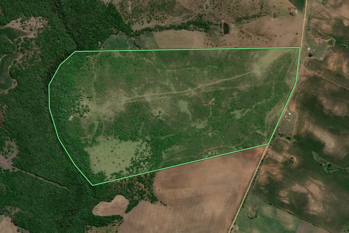 Imagem de satélite do imóvel rural em Candiota (RS), com o contorno declarado no CAR desenhado por cima.