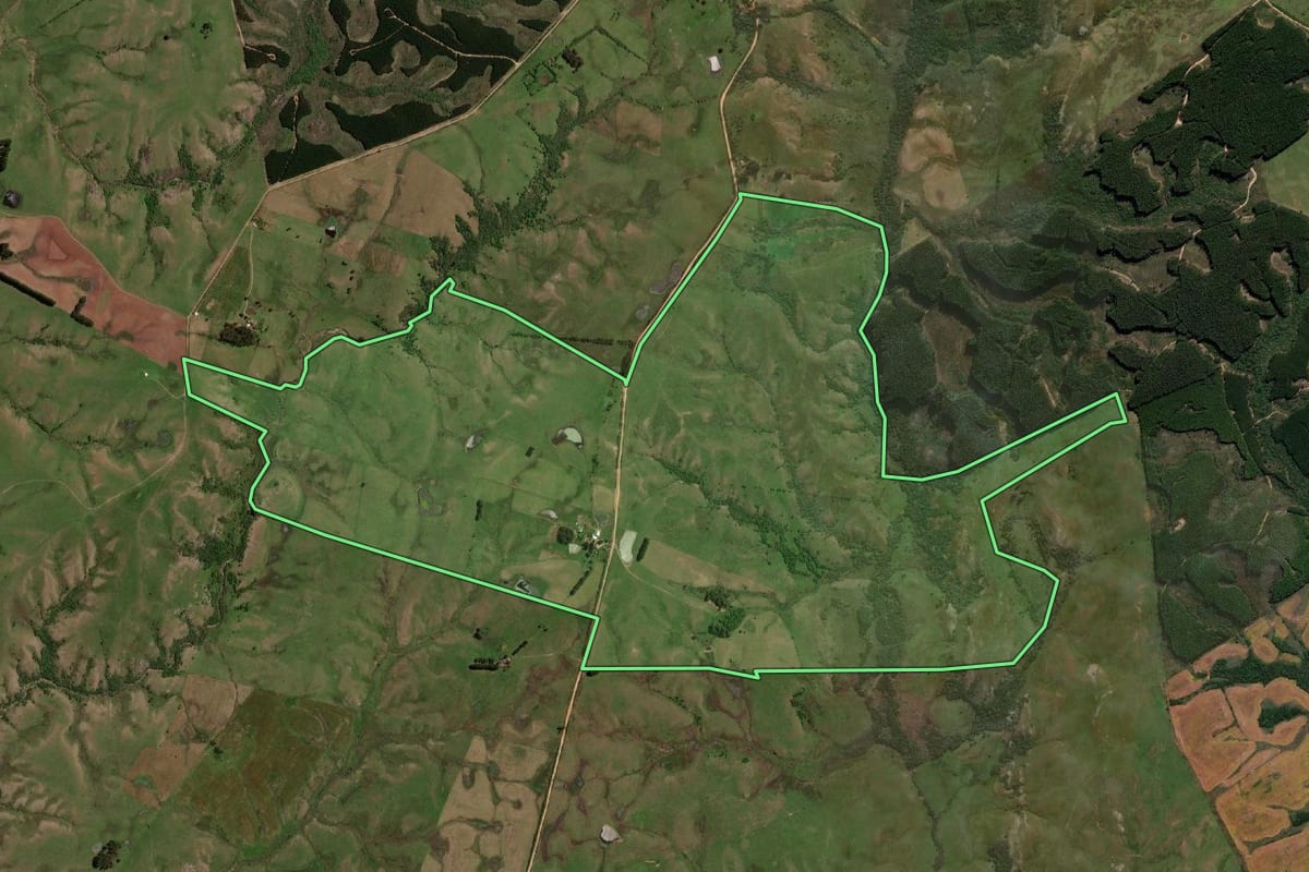 Imagem de satélite do imóvel rural em Candiota (RS), com o contorno declarado no CAR desenhado por cima.