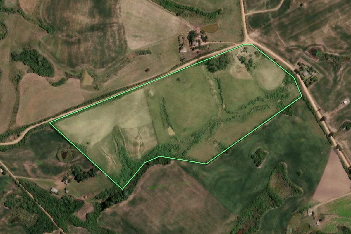 Imagem de satélite do imóvel rural em Candiota (RS), com o contorno declarado no CAR desenhado por cima.