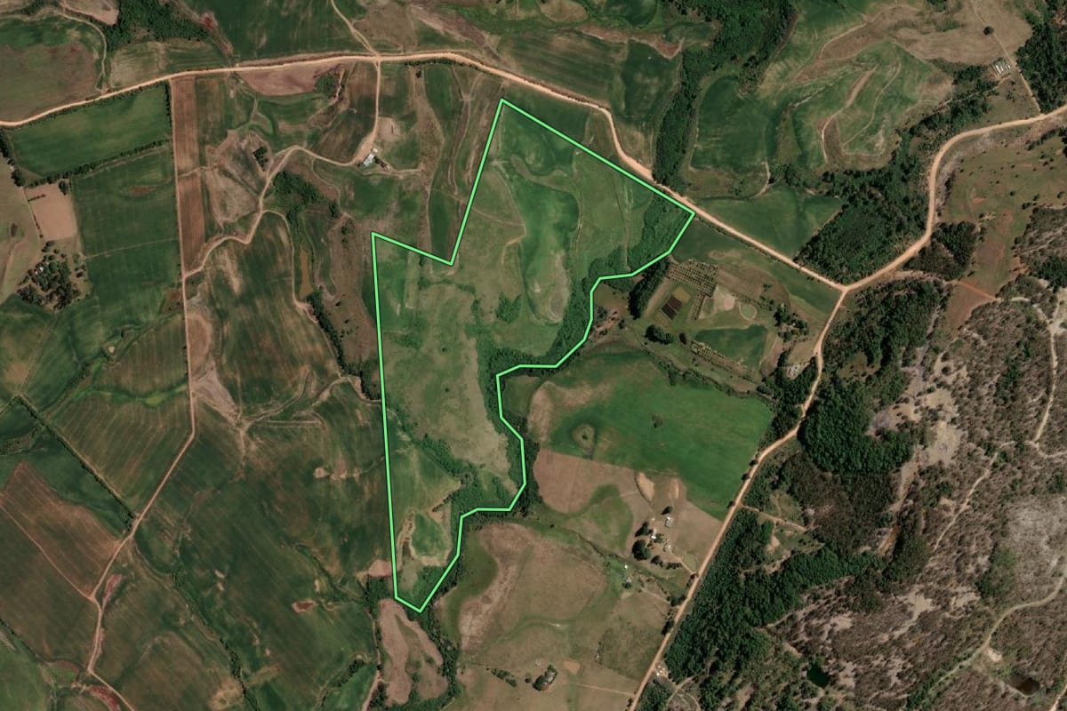 Imagem de satélite do imóvel rural em Candiota (RS), com o contorno declarado no CAR desenhado por cima.