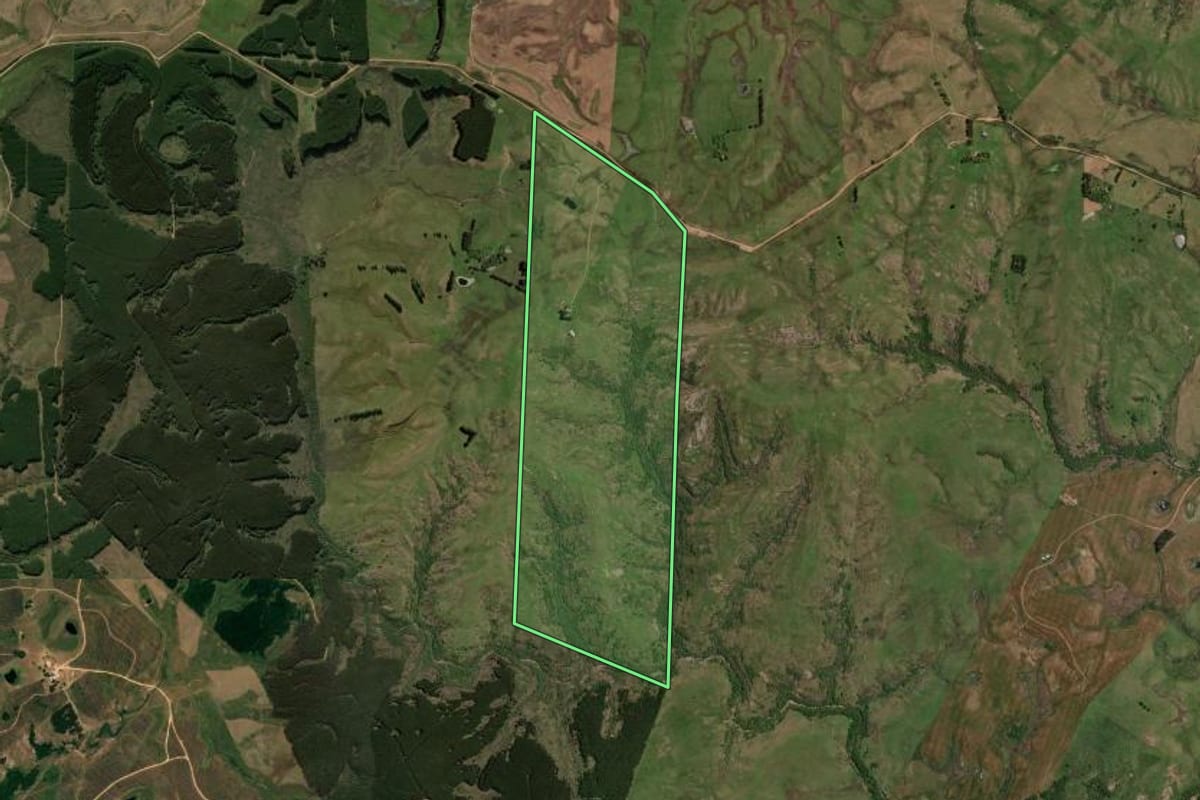 Imagem de satélite do imóvel rural em Candiota (RS), com o contorno declarado no CAR desenhado por cima.