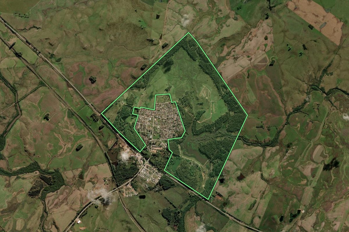 Imagem de satélite do imóvel rural em Candiota (RS), com o contorno declarado no CAR desenhado por cima.