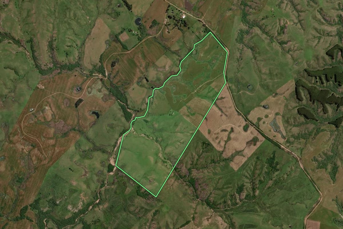 Imagem de satélite do imóvel rural em Candiota (RS), com o contorno declarado no CAR desenhado por cima.
