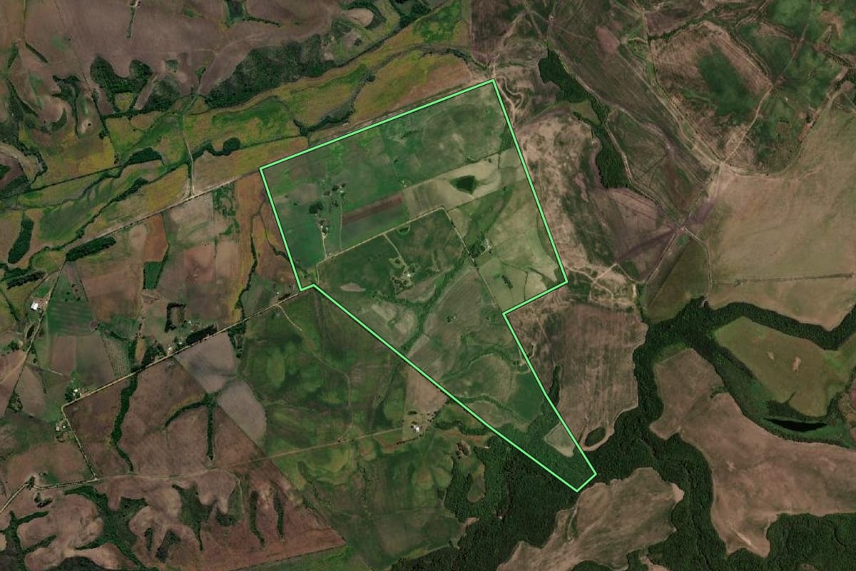 Imagem de satélite do imóvel rural em Candiota (RS), com o contorno declarado no CAR desenhado por cima.