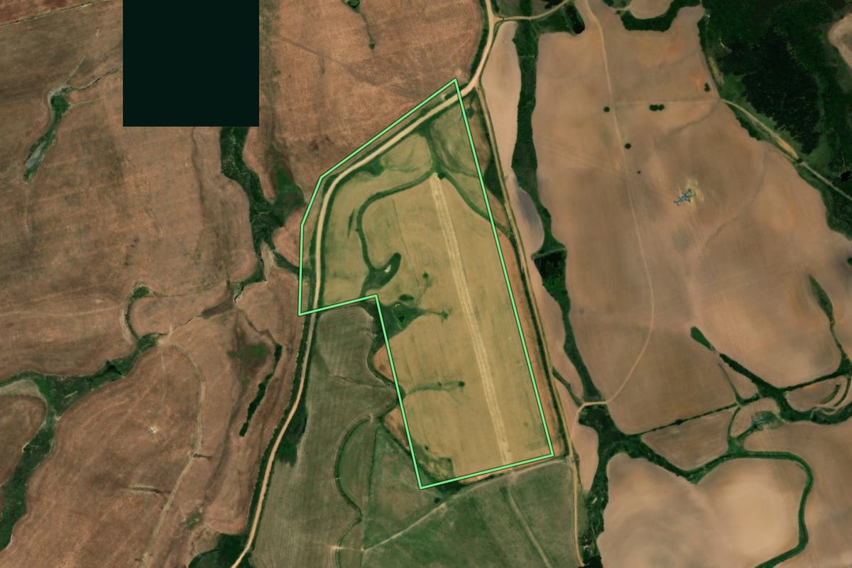 Imagem de satélite do imóvel rural em Candiota (RS), com o contorno declarado no CAR desenhado por cima.
