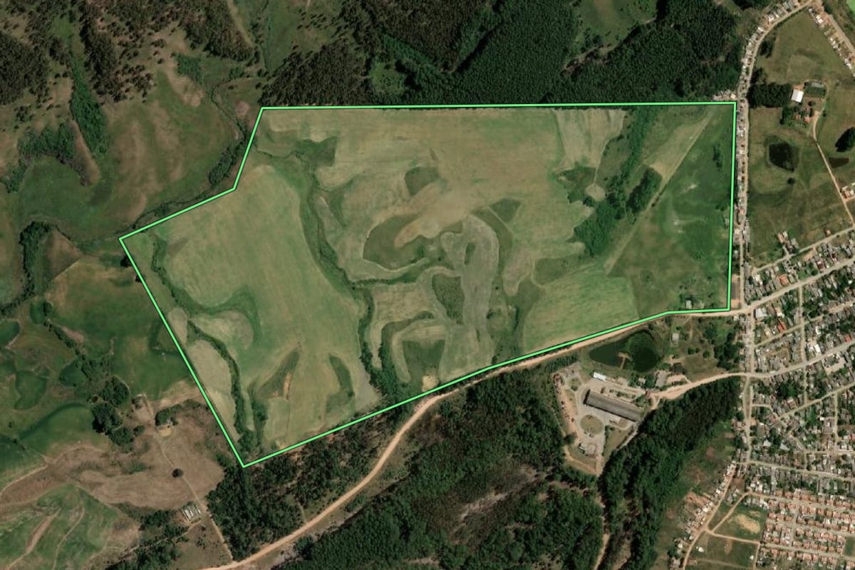 Imagem de satélite do imóvel rural em Candiota (RS), com o contorno declarado no CAR desenhado por cima.