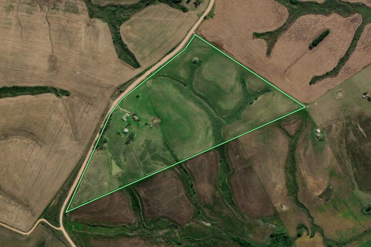 Imagem de satélite do imóvel rural em Candiota (RS), com o contorno declarado no CAR desenhado por cima.