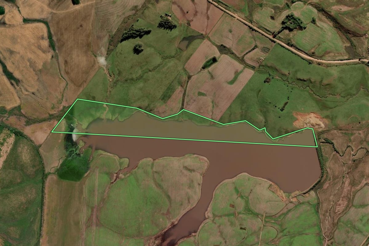 Imagem de satélite do imóvel rural em Candiota (RS), com o contorno declarado no CAR desenhado por cima.