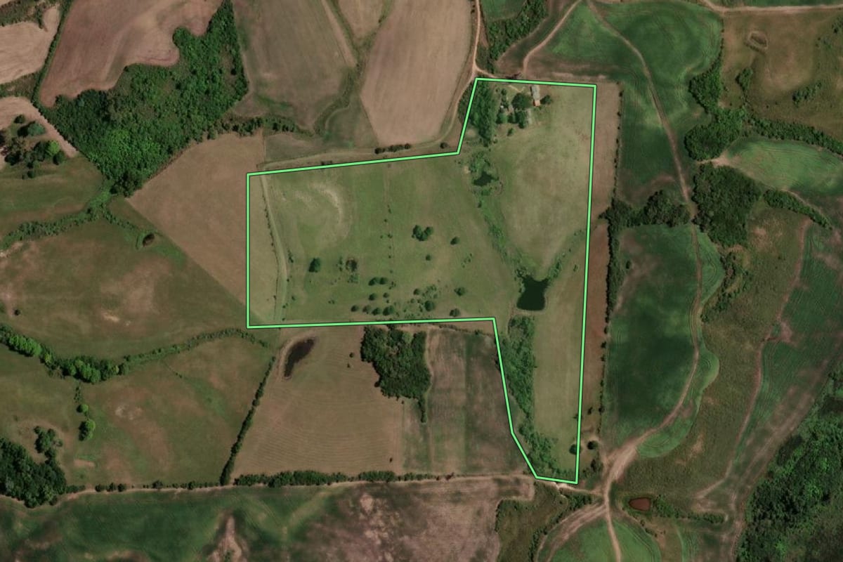 Imagem de satélite do imóvel rural em Candiota (RS), com o contorno declarado no CAR desenhado por cima.