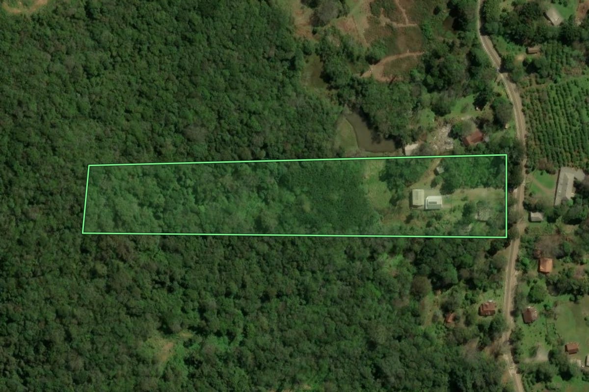 Imagem de satélite do imóvel rural em Canela (RS), com o contorno declarado no CAR desenhado por cima.