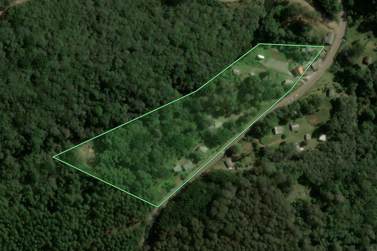 Imagem de satélite do imóvel rural em Canela (RS), com o contorno declarado no CAR desenhado por cima.