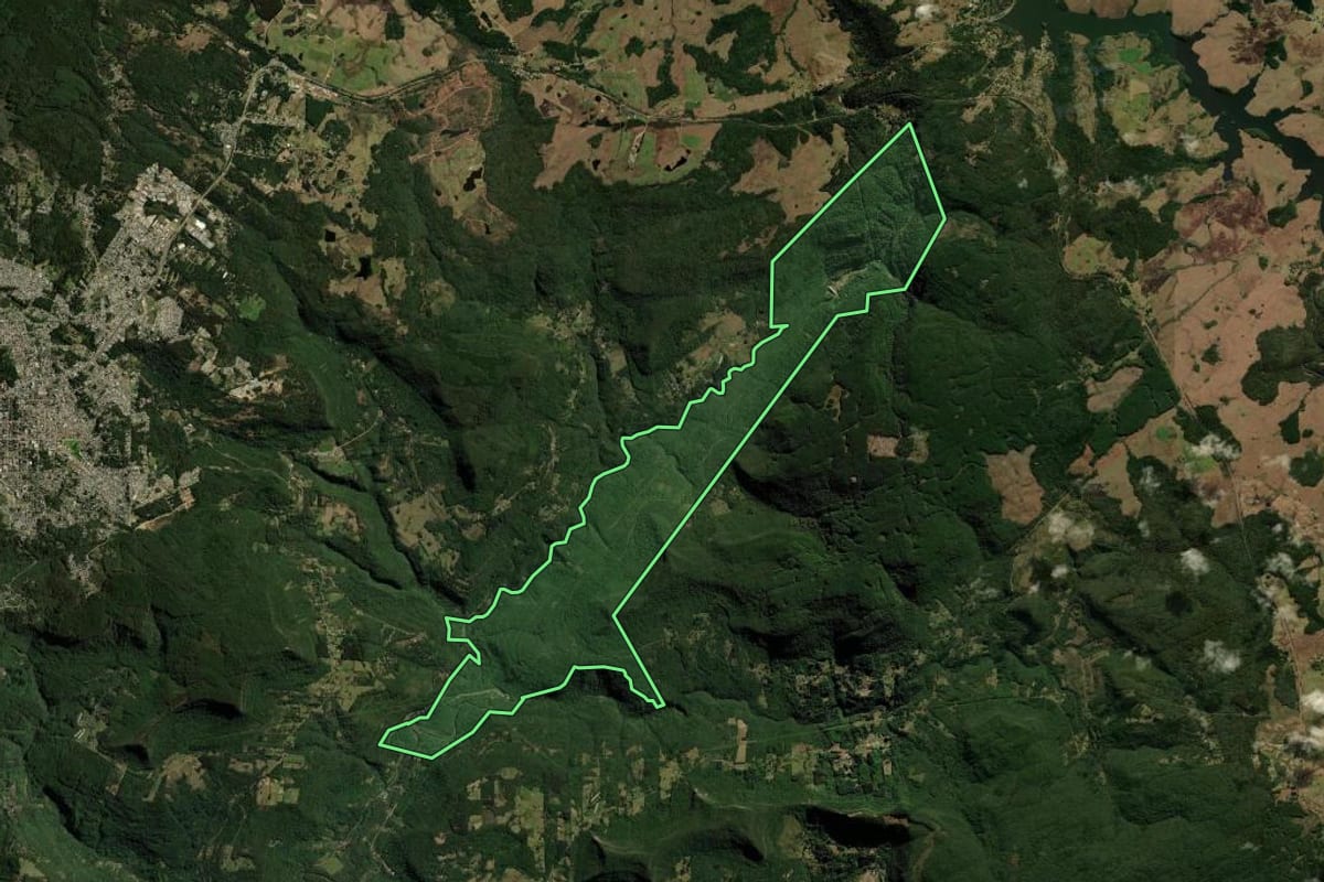 Imagem de satélite do imóvel rural em Canela (RS), com o contorno declarado no CAR desenhado por cima.