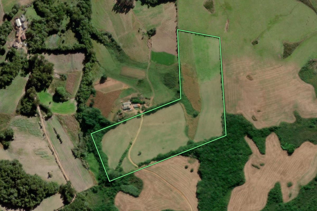 Imagem de satélite do imóvel rural em Canguçu (RS), com o contorno declarado no CAR desenhado por cima.