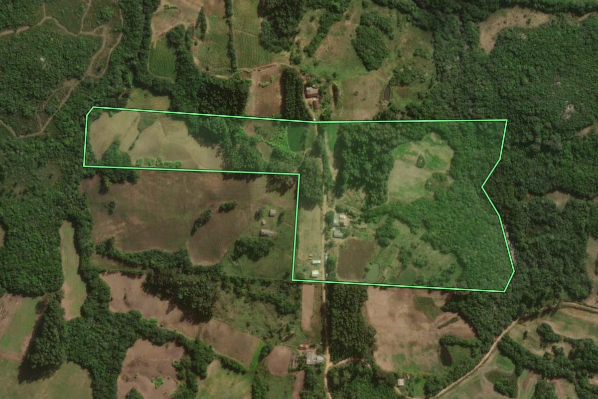 Imagem de satélite do imóvel rural em Canguçu (RS), com o contorno declarado no CAR desenhado por cima.