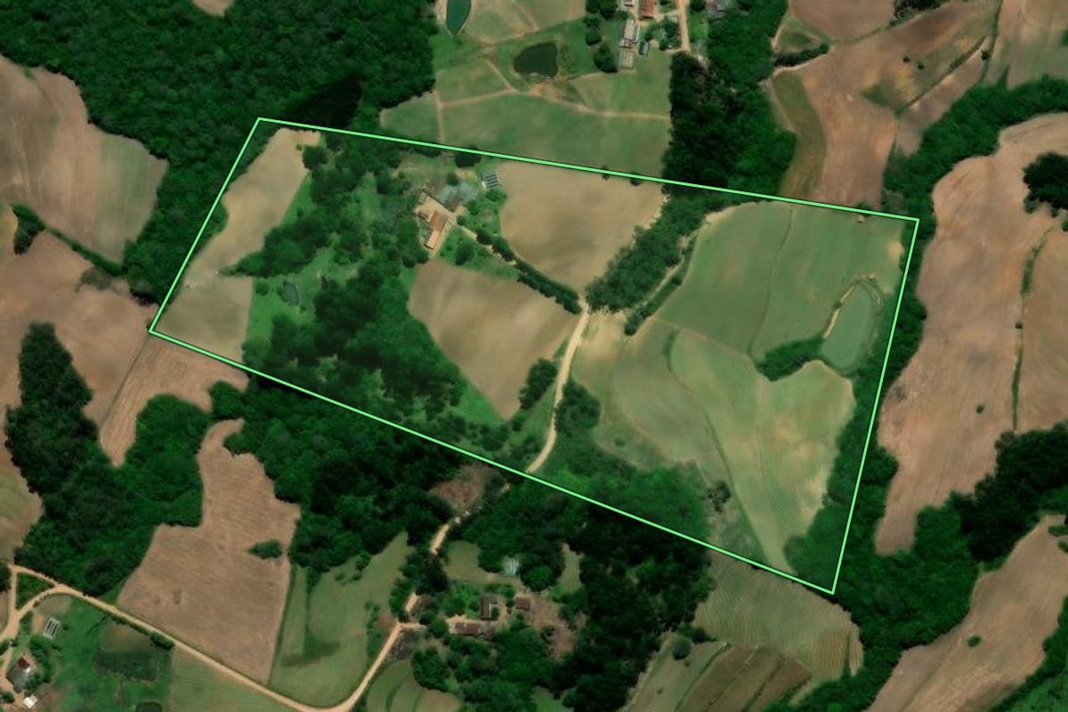Imagem de satélite do imóvel rural em Canguçu (RS), com o contorno declarado no CAR desenhado por cima.