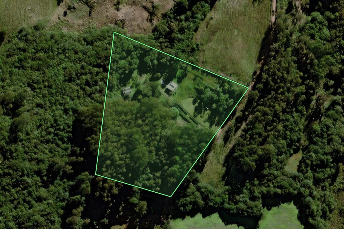 Imagem de satélite do imóvel rural em Canguçu (RS), com o contorno declarado no CAR desenhado por cima.