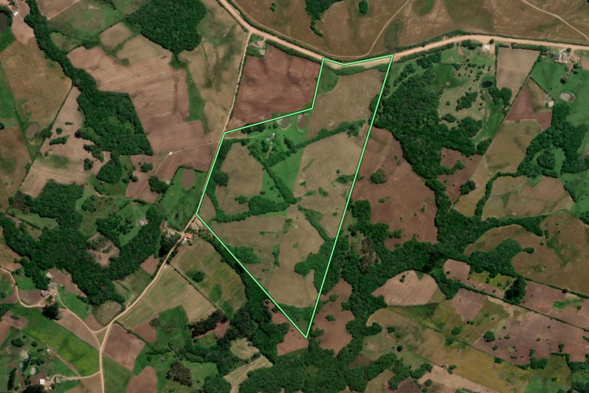 Imagem de satélite do imóvel rural em Canguçu (RS), com o contorno declarado no CAR desenhado por cima.