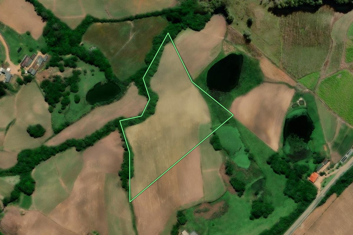Imagem de satélite do imóvel rural em Canguçu (RS), com o contorno declarado no CAR desenhado por cima.