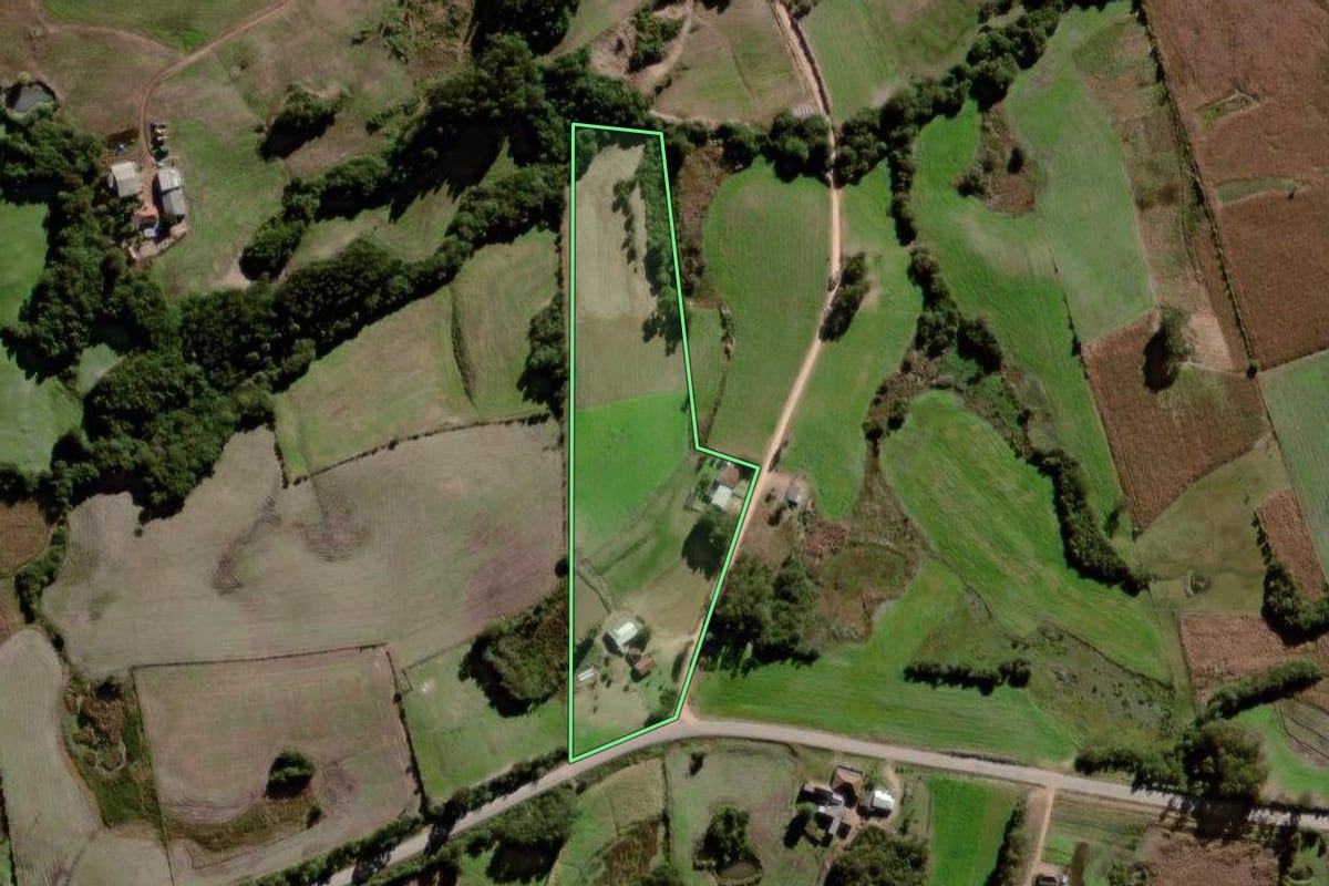 Imagem de satélite do imóvel rural em Canguçu (RS), com o contorno declarado no CAR desenhado por cima.