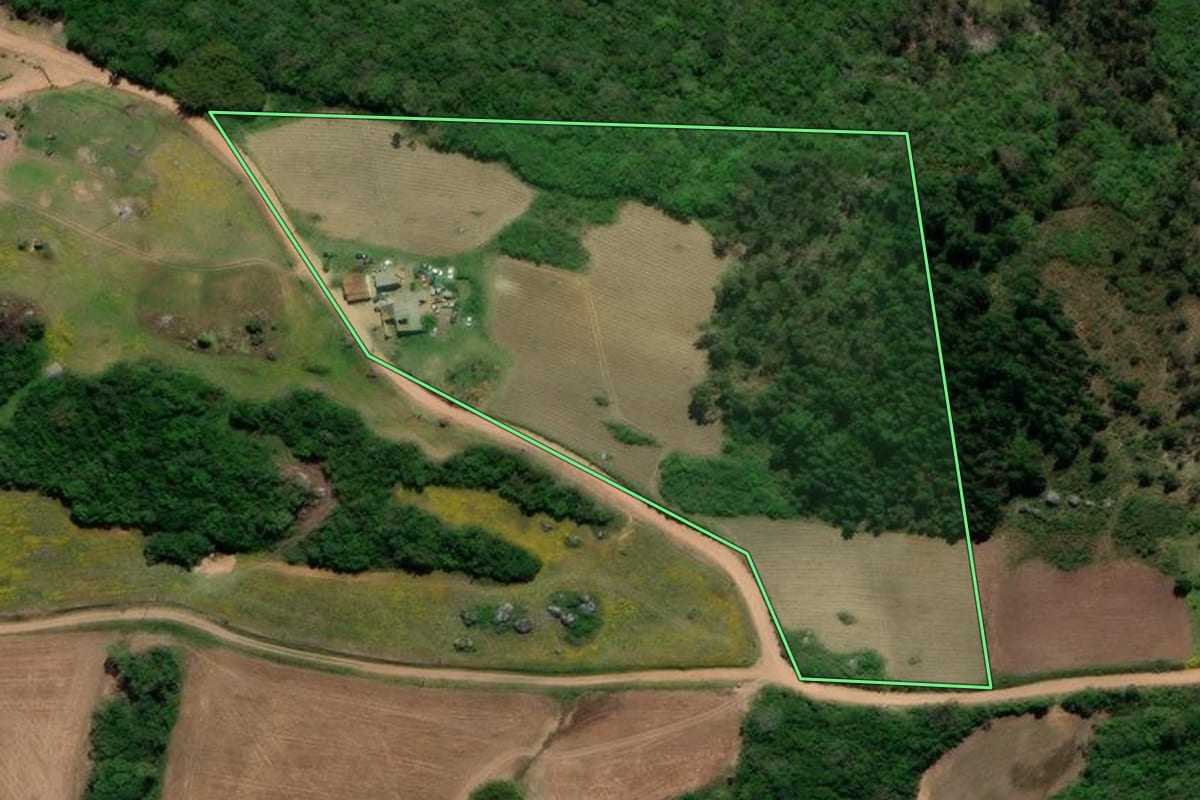 Imagem de satélite do imóvel rural em Canguçu (RS), com o contorno declarado no CAR desenhado por cima.