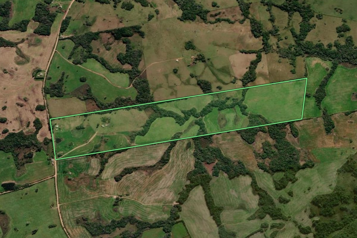 Imagem de satélite do imóvel rural em Canguçu (RS), com o contorno declarado no CAR desenhado por cima.