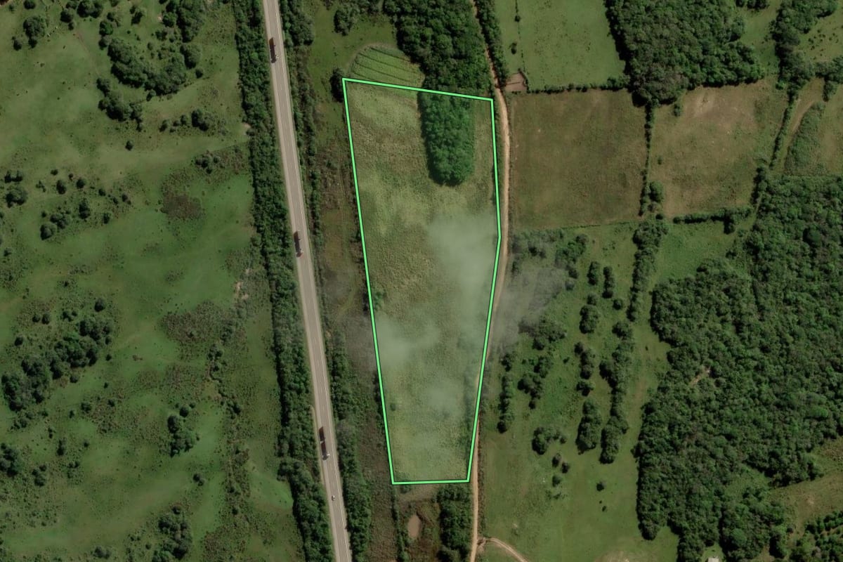 Imagem de satélite do imóvel rural em Canguçu (RS), com o contorno declarado no CAR desenhado por cima.