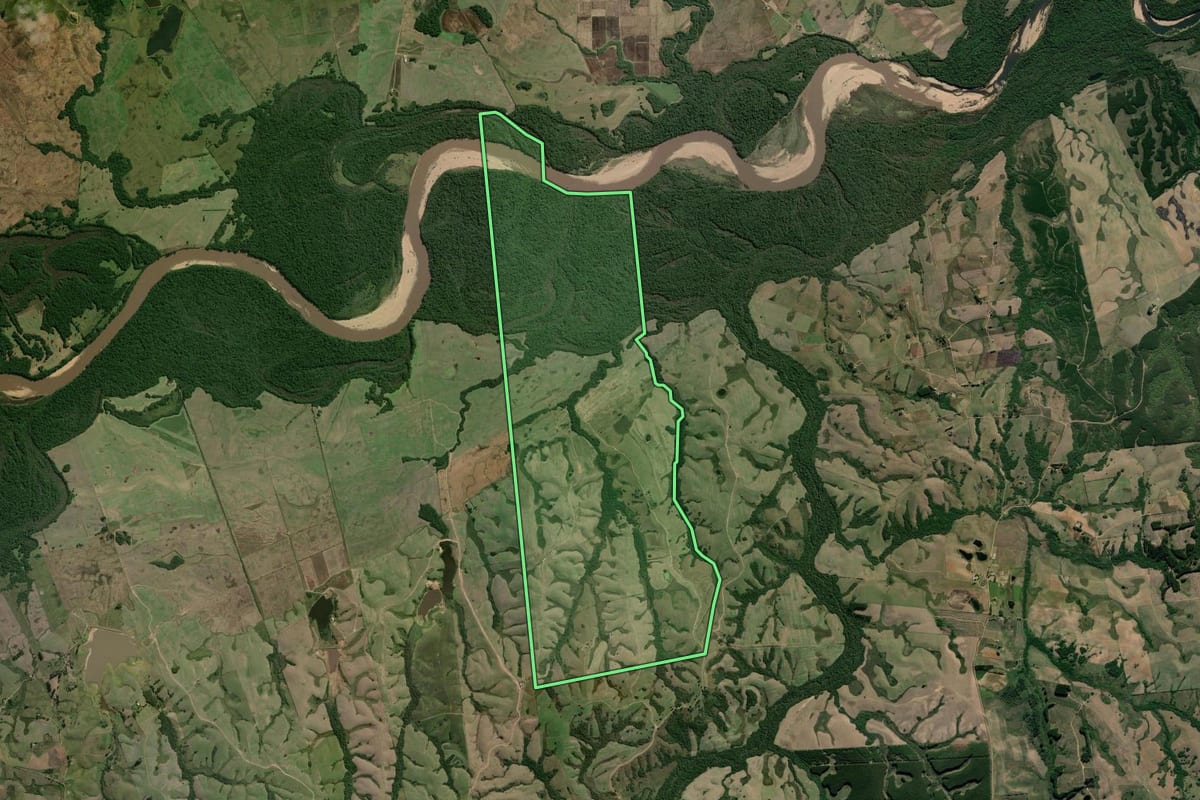 Imagem de satélite do imóvel rural em Canguçu (RS), com o contorno declarado no CAR desenhado por cima.