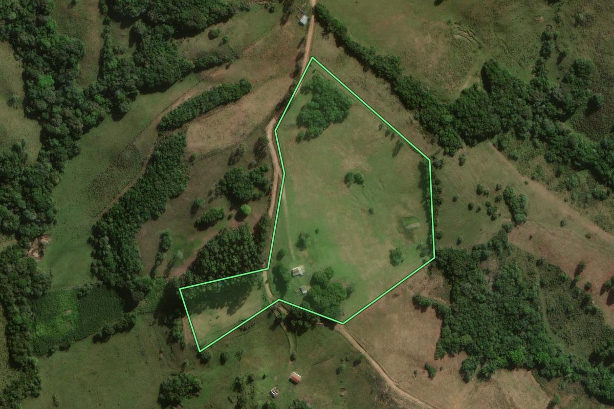 Imagem de satélite do imóvel rural em Canguçu (RS), com o contorno declarado no CAR desenhado por cima.