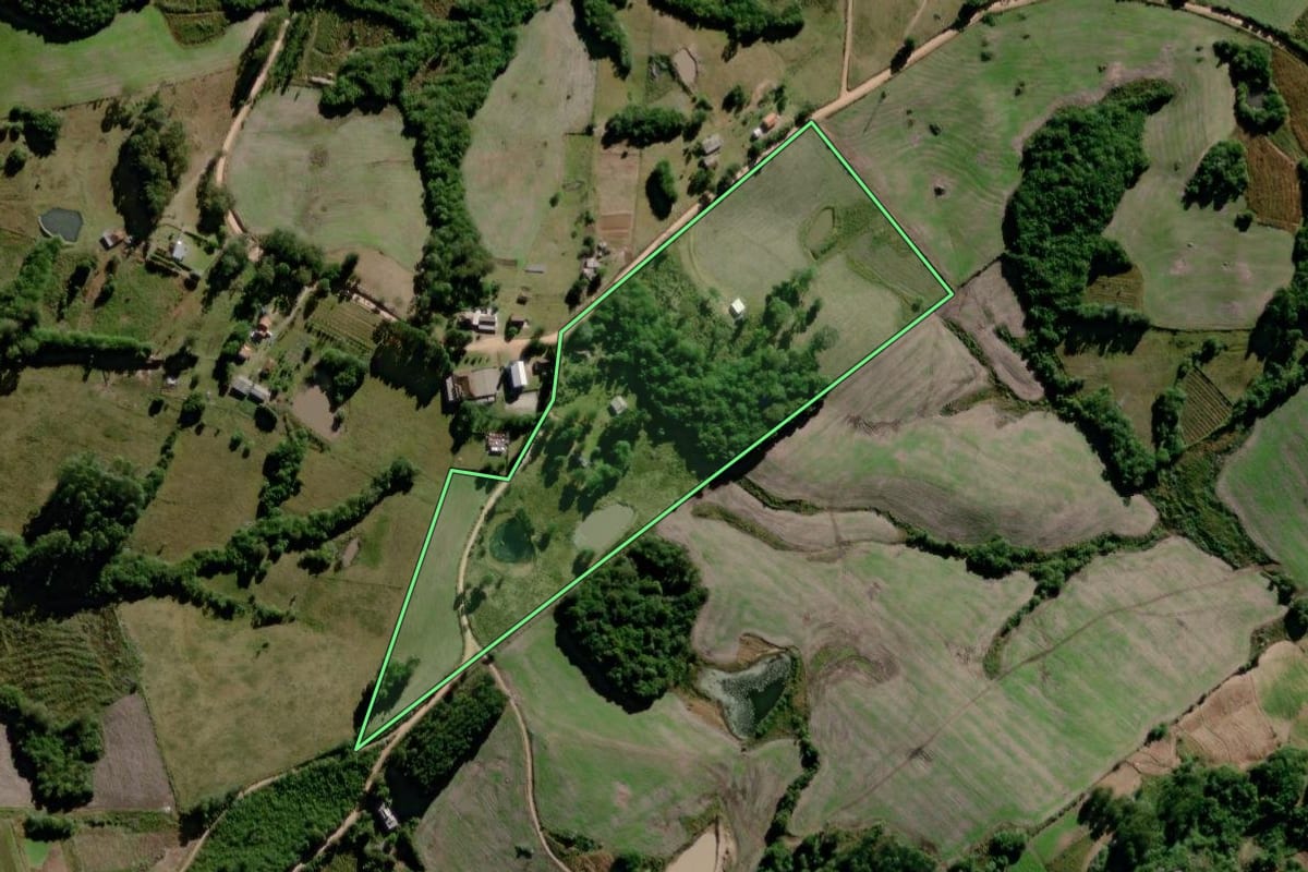 Imagem de satélite do imóvel rural em Canguçu (RS), com o contorno declarado no CAR desenhado por cima.