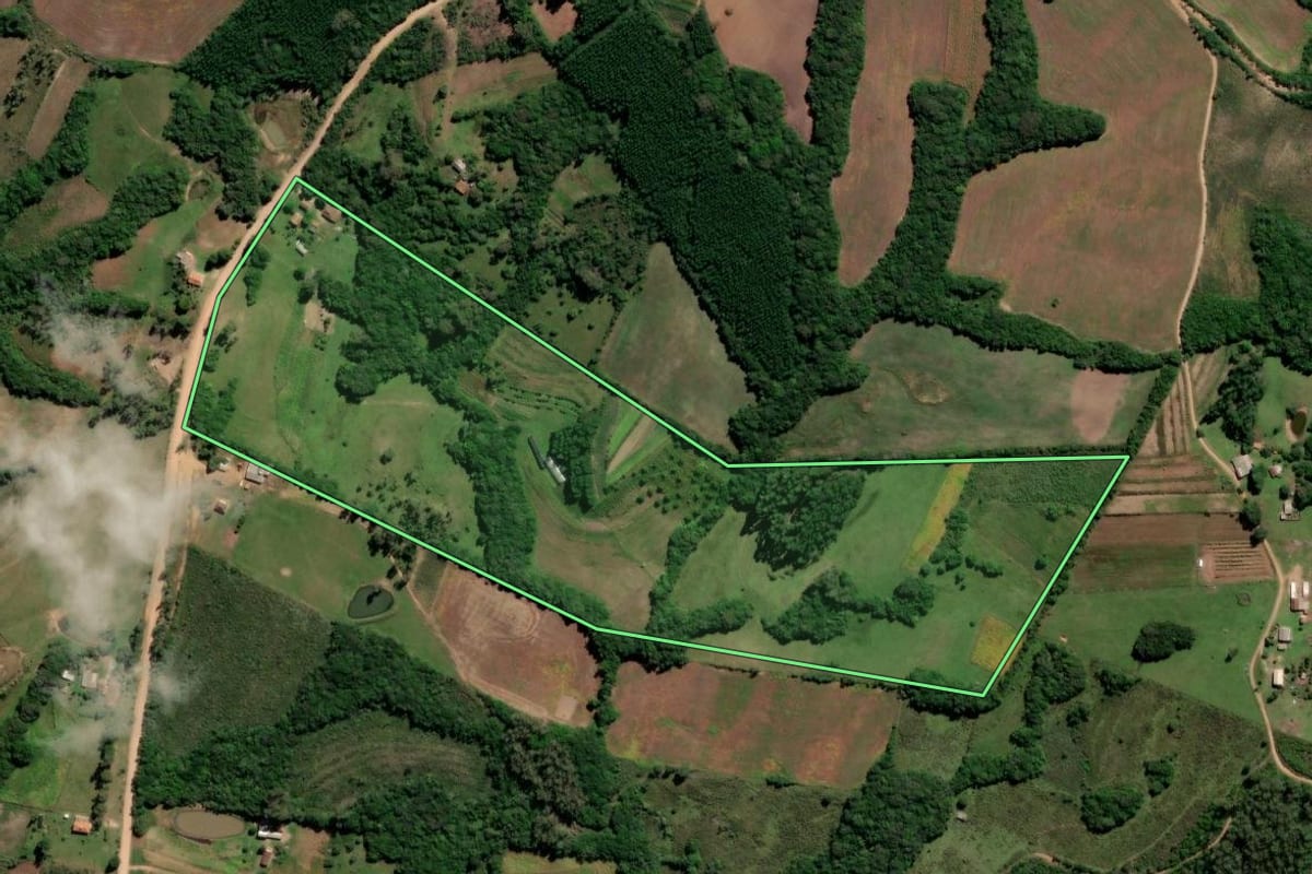 Imagem de satélite do imóvel rural em Canguçu (RS), com o contorno declarado no CAR desenhado por cima.